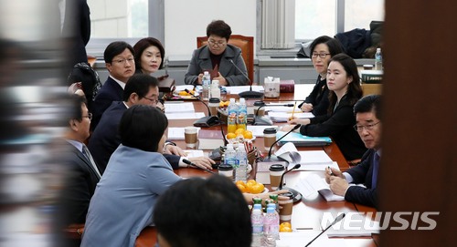 【서울=뉴시스】홍효식 기자 = 28일 오전 서울 여의도 국회 환경노동위원회 소회의실에서 열린 고용노동소위원회에 참석한 임이자 소위원장 등 여야 의원들이 비공개 전환을 기다리고 있다. 이날 여야는 근로시간 단축안을 담은 근로기준법 일부개정법률안 등을 논의한다. 2017.11.28. yesphoto@newsis.com