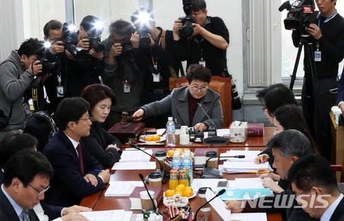 근로시간 단축 논의 원점 재검토…3당간사 잠정합의안 폐기&nbsp; 