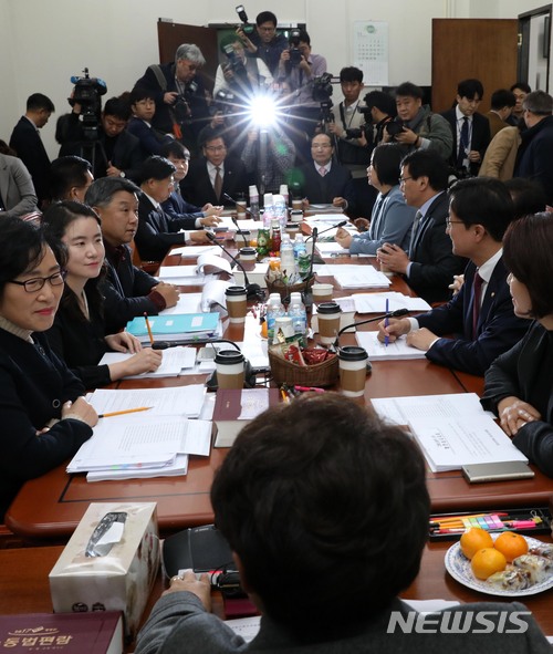 【서울=뉴시스】홍효식 기자 = 28일 오전 서울 여의도 국회 환경노동위원회 소회의실에서 열린 고용노동소위원회에 참석한 임이자 소위원장, 더불어민주당 한정애, 국민의당 김삼화 간사 등 여야 의원들이 근로시간 단축안을 담은 근로기준법 일부개정법률안 등을 논의하고 있다. 2017.11.28. yesphoto@newsis.com