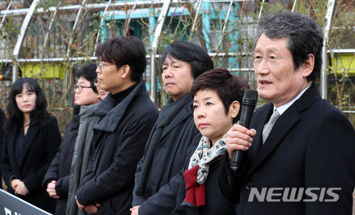 【서울=뉴시스】박주성 기자 = 배우 문성근과 방송인 김미화를 비롯한 참석자들이 지난 2017년 11월28일 오전 서울 서초구 서울중앙지방법원 정문 앞에서 MB정부 문화예술계 블랙리스트 국가배상 기자회견을 하고 있다. 2017.11.28. park7691@newsis.com