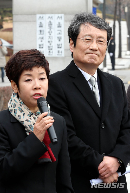 【서울=뉴시스】박주성 기자 = 방송인 김미화씨가 배우 문성근씨와 함께 지난해 11월28일 서울 서초구 서울중앙지법 앞에서 MB정부 문화예술계 블랙리스트 국가배상 기자회견을 하고 있다. 2017.11.28. park7691@newsis.com