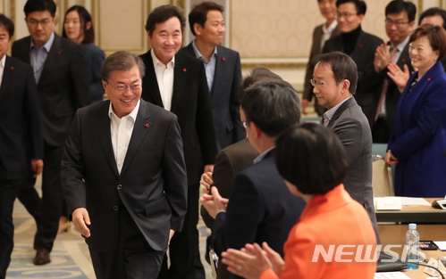 【서울=뉴시스】전진환 기자 = 문재인 대통령이 28일 오후 청와대 영빈관에서 열린 2017 대한민국 혁신성장 전략회의에 참석하고 있다. 2017.11.28. amin2@newsis.com