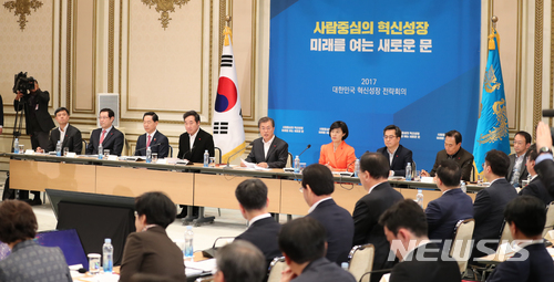 【서울=뉴시스】전진환 기자 = 문재인 대통령이 28일 오후 청와대 영빈관에서 열린 2017 대한민국 혁신성장 전략회의에 참석해 모두발언을 하고 있다. 2017.11.28.&nbsp; amin2@newsis.com