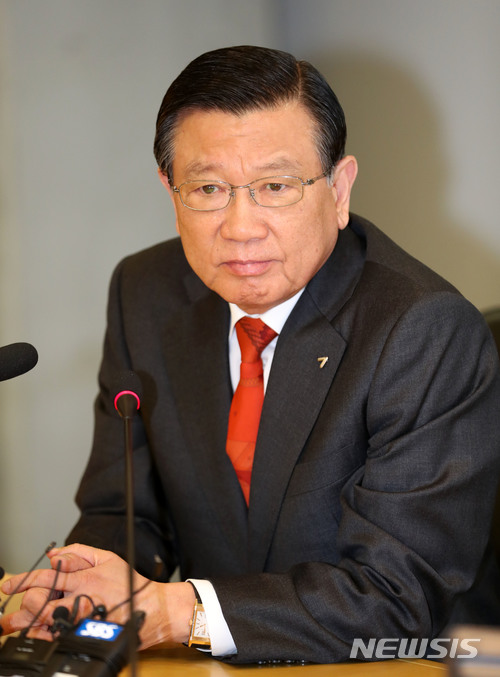 【서울=뉴시스】박진희 기자 = 박삼구 금호아시아나그룹 회장이 28일 서울 종로구 금호아시아나그룹 본사에서 기자간담회 열고 금호홀딩스와 금호고속 합병 완료에 따른 그룹 현안 등을 발표하고 있다. 2017.11.28.pak7130@newsis.com