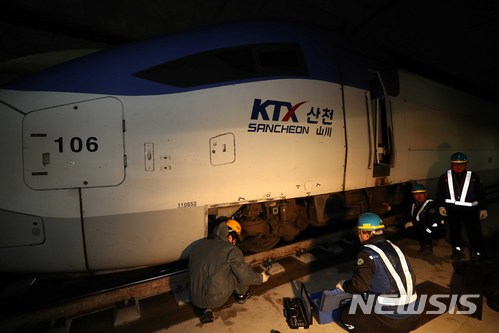 [평창=뉴시스]고범준 기자 = 28일 오후 강원도 평창군 대관령터널 내 대관령신호장 열린 경강선 개통대비 비상대응 종합훈련에서 관계자들이 멈춰선 고장 열차를 정비하고 있다. 2017.11.28. bjko@newsis.com