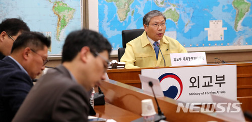 【서울=뉴시스】박주성 기자 = 한동만 재외동포영사대사가 28일 오후 서울 도렴동 외교부 종합상황실에서 열린 인도네시아 발리섬 아궁(Agung) 화산 활동 관련 재외국민보호 실무대책회의를 주재하고 있다. 2017.11.28. park7691@newsis.com