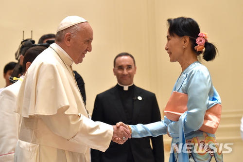 【네피도=AP/뉴시스】프란치스코 교황(왼쪽)과 아웅산 수지 미얀마 자문역이 28일(현지시간) 네피도에서 회동했다. 2017.11.28.