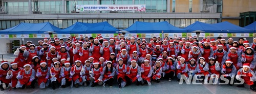 하이트진로, 김치 6000포기 27개 복지기관에 전달
