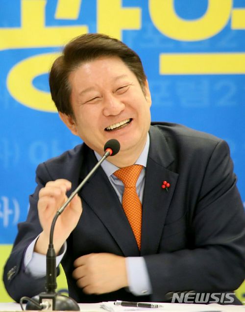 【대구=뉴시스】 권영진 대구시장은 2일 대구지역 언론사들의 여론조사에서 더불어민주당 소속 김부겸 행정안전부 장관이 대구시장 후보 1순위로 나타나는 결과에 대해 개의치 않겠다는 반응을 보였다. 자료사진. 2018.01.02.(사진=아시아포럼21 제공)&nbsp;&nbsp; photo@newsis.com