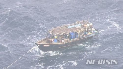 【서울=뉴시스】일본 홋카이도(北海道) 남부 마쓰마에(松前)정 앞바다에 29일 국적불명의 목조선이 표류하고 있는 모습.(사진출처: NHK) 2017.11.29. 