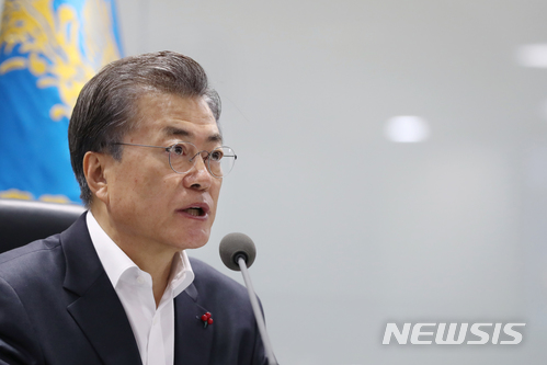 【서울=뉴시스】문재인 대통령이 29일 새벽 북한이 동해상으로 탄도미사일 1발을 발사한 것과 관련해 청와대 국가 위기관리센터 상황실에서 NSC(국가안전보장회의) 전체회의를 주재하고 있다. 2017.11.29. (사진=청와대 제공) photo@newsis.com