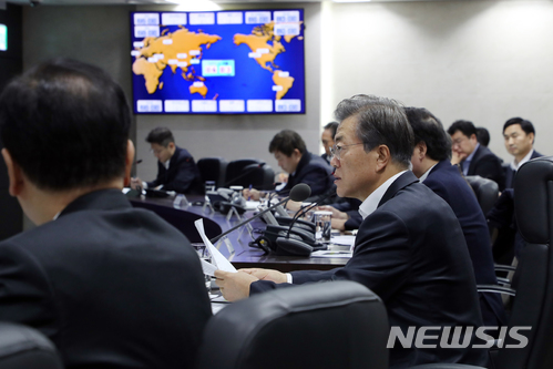 【서울=뉴시스】문재인 대통령이 29일 새벽 북한이 동해상으로 탄도미사일 1발을 발사한 것과 관련해 청와대 국가 위기관리센터 상황실에서 NSC(국가안전보장회의) 전체회의를 주재하고 있다. 2017.11.29. (사진=청와대 제공)&nbsp; photo@newsis.com