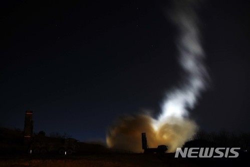 【서울=뉴시스】 29일 새벽 북한이 평안남도 평성 일대에서 동해상으로 미사일 도발을 감행하자 육군이 적 도발 원점을 고려해 강력한 응징 전력인 육군 지대지미사일 현무-2 탄도미사일 실사격 대응을 하고 있다. 2017.11.29. (사진=육군 제공) photo@newsis.com