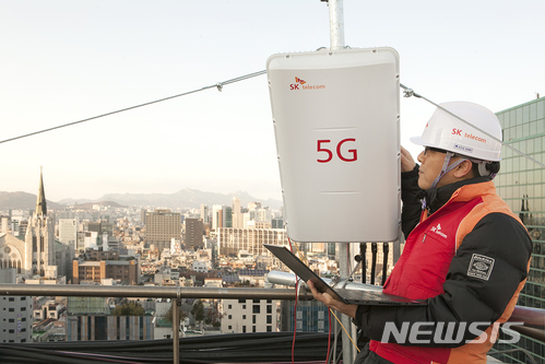 【서울=뉴시스】 SK텔레콤은 국내 통신장비업체들과 함께 5G 초고주파수 대역에서도 안정적인 통신 서비스를 제공할 수 있는 신규 5G 중계 기술을 개발하고, 시험망에 적용했다고 29일 밝혔다. 사진은 SK텔레콤 연구원들이 서울 강남 5G 시험망에서 '다중 전파빔 생성·증폭형' 중계기를 테스트하고 있는 모습. 2017.11.29. (사진=SK텔레콤 제공) photo@newsis.com