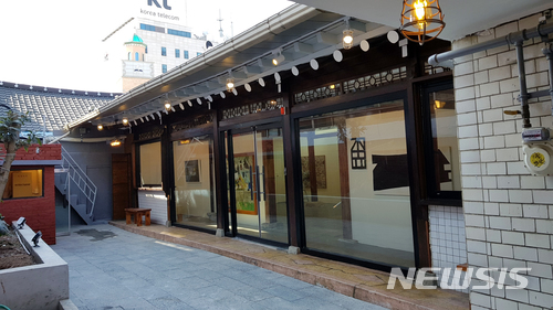 【광주=뉴시스】류형근 기자 = 예술공간 집 갤러리는 50년 동안 사람이 거주했던 한옥을 갤러리로 개조해 30일부터 다음달 31일까지 한달여동안 8명의 작가를 초청해 '다시 호흡하는 시간' 개관기념전을 연다고 29일 밝혔다. 2017.11.29. (사진=예술의 집 갤러리 제공) photo@newsis.com