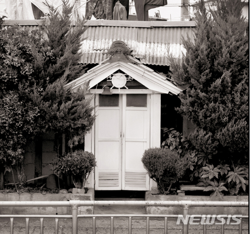 【광주=뉴시스】류형근 기자 = 예술공간 집 갤러리는 50년 동안 사람이 거주했던 한옥을 갤러리로 개조해 30일부터 다음달 31일까지 한달여동안 8명의 작가를 초청해 '다시 호흡하는 시간' 개관기념전을 연다고 29일 밝혔다. 박일구 작가의 '동명동 철길집'. 2017.11.29. (사진=예술의 집 갤러리 제공) photo@newsis.com