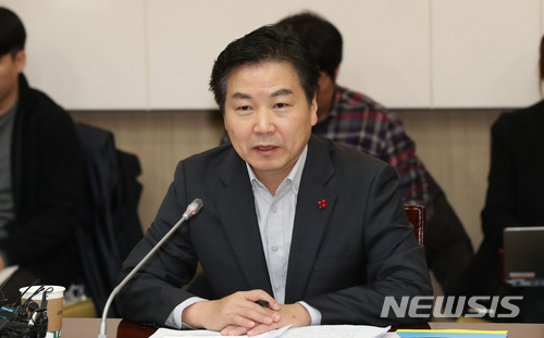 【서울=뉴시스】권현구 기자 = 홍종학 중소벤처기업부 장관이 29일 오전 서울 종로구 정부서울청사에서 열린 경제관계장관회의에 참석해 인사말을 하고 있다. 2017.11.29. stoweon@newsis.com