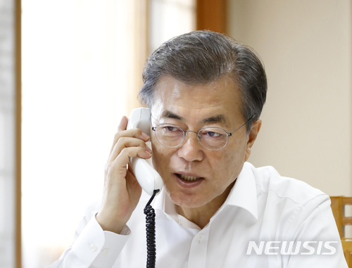 【서울=뉴시스】도널드 트럼프 미국 대통령과 한·미 정상통화를 하고 있는 문재인 대통령의 모습. (사진=뉴시스DB). 2017.11.29.