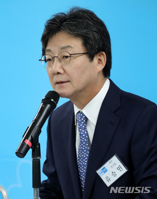 【서울=뉴시스】이영환 기자 = 바른정당 유승민 대표가 29일 오전 서울 여의도 바른정당 중앙당사에서 열린 국회의원-원외위원장 연석회의에 참석해 발언하고 있다.유승민 대표는 북한의 미사일 발사를 언급하며 고도가 높아지고 사거리가 길어지는 것에 걱정을 표했다. 또한 지난 주 열린 연찬회에서 받은 의견을 정리해 당 운영에 반영될 수 있도록 노력하고 대화의장을 또 만들겠다고 밝혔다. 2017.11.29. 20hwan@newsis.com