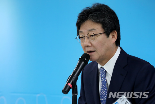 【서울=뉴시스】이영환 기자 = 바른정당 유승민 대표가 29일 오전 서울 여의도 바른정당 중앙당사에서 열린 국회의원-원외위원장 연석회의에 참석해 발언하고 있다.유승민 대표는 북한의 미사일 발사를 언급하며 고도가 높아지고 사거리가 길어지는 것에 걱정을 표했다. 또한 지난 주 열린 연찬회에서 받은 의견을 정리해 당 운영에 반영될 수 있도록 노력하고 대화의장을 또 만들겠다고 밝혔다. 2017.11.29. 20hwan@newsis.com