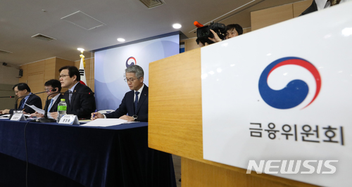 【서울=뉴시스】고승민 기자 = 최종구 금융위원장이 29일 오전 서울 종로구 정부서울청사에서 장기소액연체자 지원대책 브리핑을 하고 있다. 왼쪽부터 최성일 금융감독원 부원장보, 김윤영 서민금융진흥원장, 최종구 위원장, 문창용 한국자산관리공사 사장. 2017.11.29. kkssmm99@newsis.com