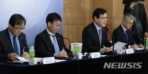 【서울=뉴시스】고승민 기자 = 최종구 금융위원장이 29일 오전 서울 종로구 정부서울청사에서 장기소액연체자 지원대책 브리핑을 하고 있다. 왼쪽부터 최성일 금융감독원 부원장보, 김윤영 서민금융진흥원장, 최종구 위원장, 문창용 한국자산관리공사 사장. 2017.11.29.&nbsp; kkssmm99@newsis.com 