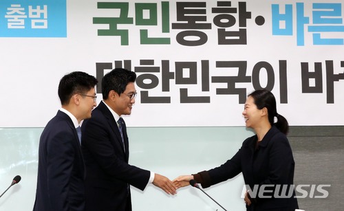 【서울=뉴시스】홍효식 기자 = 29일 오전 서울 여의도 국회 의원회관 제8간담회의실에서 열린 국민의당·바른정당 정책연대협의체 출범식에서 바른정당 김세연(왼쪽부터) 정책위의장, 오신환 의원, 국민의당 권은희 원내수석부대표가 악수하며 인사하고 있다. 2017.11.29.&nbsp; yesphoto@newsis.com
