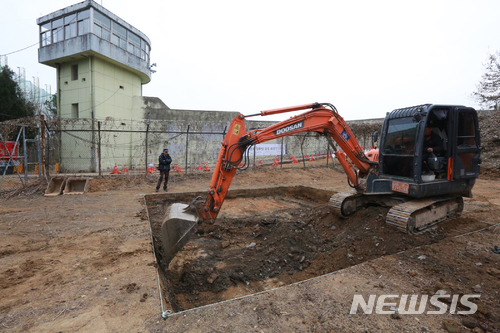 옛 광주교도소서 무덤 옮기는 작업 중 유골 40여구 발견(종합) 
