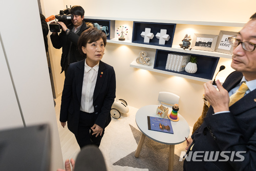 【서울=뉴시스】박주성 기자 = 김현미 국토교통부 장관이 29일 오전 서울 강남구 자곡동 더스마티움에서 주거복지 로드맵을 발표 후 신혼부부 희망타운 견본주택을 둘러보고 있다. 2017.11.29. photo@newsis.com