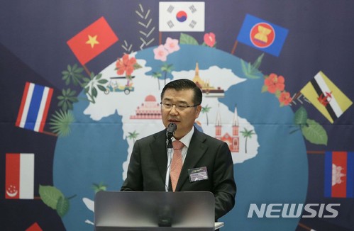 【서울=뉴시스】 전경련은 28일 서울 여의도 전경련회관 컨퍼런스센터에서 아세안 진출 주요기업 및 아세안 정부 대표단 등이 참석한 가운데 '아세안나이트 2017'만찬을 개최, 류경기 서울시 행정1부시장이 축사를 하고 있다. 2017.11.29. (사진=전경련 제공) photo@newsis.com