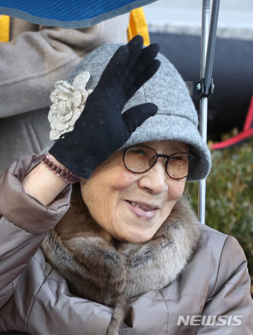 【서울=뉴시스】권현구 기자 = 29일 오후 서울 종로구 옛 일본대사관 앞에서 열린 제1311차 일본군 위안부 문제해결을 위한 정기 수요집회에 참석한 김복동 할머니가 참석자들을 향해 인사하고 있다. 2017.11.29.&nbsp; stoweon@newsis.com