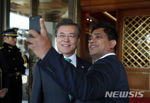 [서울=뉴시스]전신 기자 = 문재인 대통령이 2017년 11월 29일 청와대 본관에서 한-스리랑카 협정 서명식을 마친 후 스리랑카 수행원과 기념촬영을 하고 있다. 2020.05.10. photo1006@newsis.com