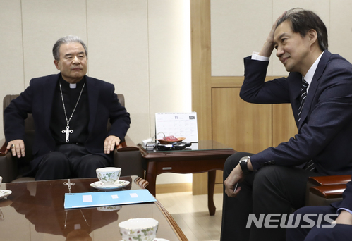 【수원=뉴시스】최진석 기자 = 청와대 조국(오른쪽) 민정수석이 29일 오후 경기 수원시 장안구 천주교 수원교구를 찾아 주교회의 생명윤리위원회 위원장 이용훈 주교를 예방, 환담을 나누고 있다. 조 수석은 낙태죄 폐지 청원에 대한 청와대 입장을 밝히는 과정에서 프란치스코 교황이 "우리는 새로운 균형점을 찾아야 한다"고 했다고 발언, 낙태죄 폐지에 대한 천주교의 입장이 긍정적으로 변화한 것처럼 발표했다가 주교회의의 반발을 샀다. 2017.11.29.&nbsp; myjs@newsis.com