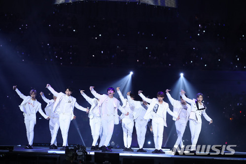 【요코하마=뉴시스】 조윤영 특파원 = 29일 요코하마 아레나에서 열린 '2017 MAMA(Mnet Asian Music Awards) in Japan’에서 아이돌 그룹 워너원이 공연하고 있다. (사진출처: 주최측 제공)&nbsp; 2017.11.29.&nbsp; yuncho@newsis.com