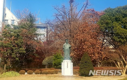  【서울=뉴시스】 이화여대 학생처가 지난 27일 본관 김활란 동상 앞에 설치됐던 김 초대총장의 친일행적을 알리는 팻말을 철거한 뒤 김활란 동상 모습 (사진 김활란 친일행적 알림팻말 세우기 프로젝트 기획단 제공)