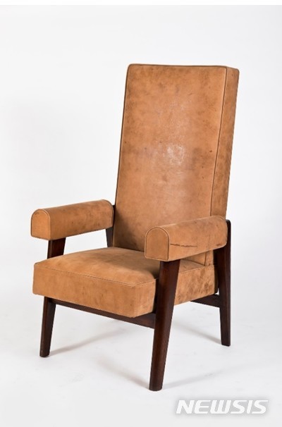 【서울=뉴시스】Le Corbusier and Pierre Jeanneret, Judge's Armchair, 71x81x124cm