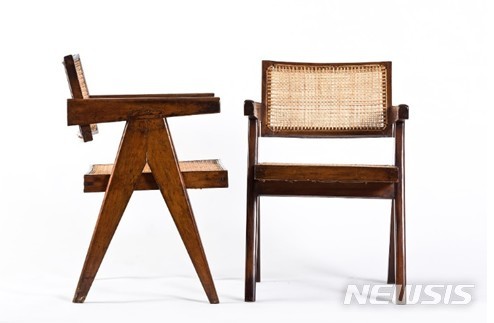 【서울=뉴시스】Philippe Hiquily, Dining Table, Hammered brass and glass, 170x250(d)x73(h)cm