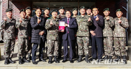 【홍천=뉴시스】한윤식 기자 = 육군 11사단 공병대대 장병들이 29일 대한적십자사로부터 감사패를 수여받은 뒤 기념사진을 촬영하고 있다.2017.11.30.(사진=육군 11사단 제공)ysh@newsis.com