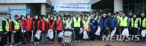 【대전=뉴시스】유순상 기자 = 우송정보대는 철도교통학부 학생들이 29일 평창 동계올림픽 성화봉송로 주변인 자양동 일대에서 지역주민들과 대청소 봉사활동을 실시했다고 30일 밝혔다. 참가 학생들이 한현택 동구청장, 지역주민들과 기념촬영을 하고 있다. 2017.11.30.(사진=우송정보대 제공) ssyoo@newsis.com