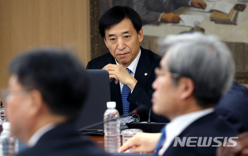 【서울=뉴시스】 임태훈 기자 = 이주열 한국은행 총재가 30일 오전 서울 중구 한국은행에서 열린 2017년 11월 통화정책방향 관련 금융통화위원회에서 생각에 잠겨 있다. 2017.11.30.&nbsp; taehoonlim@newsis.com