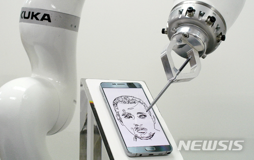 【광주=뉴시스】류형근 기자 = 광주문화재단은 30일 2017광주미디어아트페스티벌이 12월1일부터 3일까지 9개국 27개 작품 33명의 국내외 미디어아티스트들이 참여해 빛고을시민문화관 미디어아트플랫폼 공간 일대에서 펼쳐진다고 30일 밝혔다. 팀보이드 작가의 로봇이 그린 '예술가의 길' 작품. 2017.11.30. (사진=광주문화재단 제공)&nbsp; photo@newsis.com