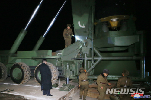【서울=뉴시스】북한 김정은 국무위원장이 29일 새벽 평양인근에서 신형 대륙간탄도미사일(ICBM)급 화성-15형 시험발사 현장을 찾아 참관했다고 밝혔다. 2017.11.30. (출처=노동신문) photo@newsis.com