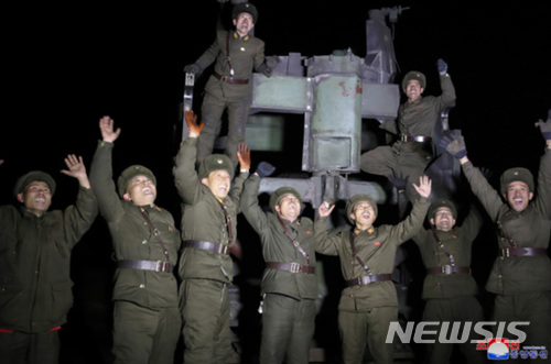 【서울=뉴시스】 북한은 29일 발사한 대륙간탄도미사일(ICBM) 화성-15형 탄도미사일 발사 사진을 30일 공개했다.2017.11.30. (출처=노동신문) photo@newsis.com