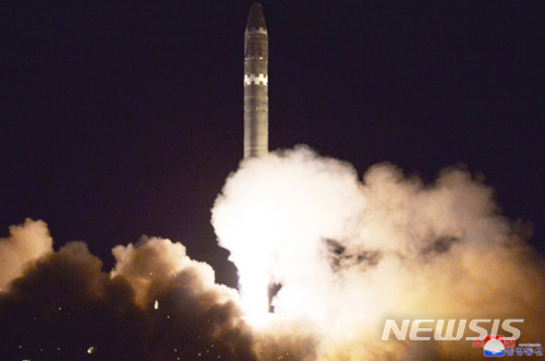 【서울=뉴시스】 북한은 29일 발사한 대륙간탄도미사일(ICBM) 화성-15형 탄도미사일 발사 사진을 30일 공개했다.2017.11.30. (출처=노동신문) photo@newsis.com