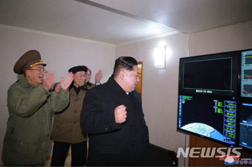【서울=뉴시스】북한 김정은 국무위원장이 지난해 11월29일 새벽 평양인근에서 신형 대륙간탄도미사일(ICBM) 화성-15형 시험발사 현장을 찾아 참관했다고 밝혔다.&nbsp; 2017.11.30. (출처=노동신문)&nbsp;&nbsp; photo@newsis.com