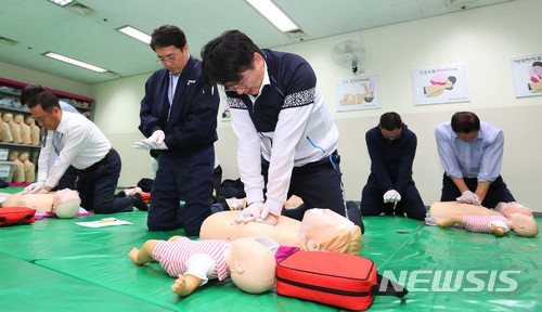 【서울=뉴시스】 조원태 대한항공 사장이 29일 서울 강서구 공항동 객실훈련원에서 열린 응급처치 교육에 참석해 심폐소생술 가슴압박 교육을 받고 있다. 2017.11.30. (사진=대한항공 제공) photo@newsis.com