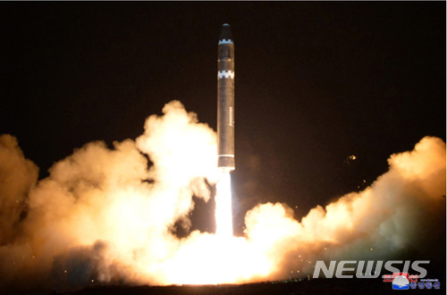 【서울=뉴시스】 북한은 29일 발사한 대륙간탄도미사일(ICBM) 화성-15형 탄도미사일 발사 사진을 30일 공개했다.2017.11.30. (출처=노동신문) photo@newsis.com