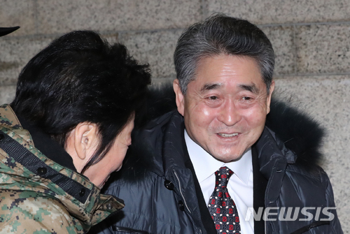【서울=뉴시스】김선웅 기자 = 1980년 5.18 광주민주화운동 당시 광주에 북한군이 침투, 시민들을 선동해 폭동을 일으켰다고 주장한 지만원 씨가 30일 오후 서울 서초구 서울중앙지방법원에서 열린 정보통신법상 명예훼손 등 5차 공판에 출석하고 있다. 2017.11.30. mangusta@newsis.com