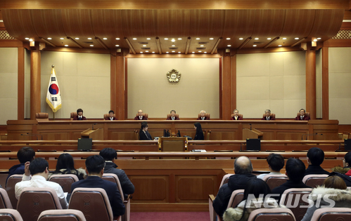 【서울=뉴시스】최진석 기자 = 이진성(왼쪽 네번째) 헌법재판소장이 30일 오후 서울 종로구 헌법재판소 대심판정에서 열린 11월 심판사건 선고를 위해 자리에 앚아 있다. 2017.11.30. myjs@newsis.com