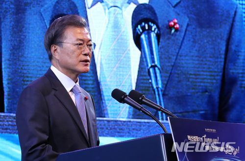 【서울=뉴시스】전진환 기자 = 문재인 대통령이 지난달 30일 오후 서울 삼성동 코엑스에서 열린 중소벤처기업부 출범식에 참석해 기념사를 하고 있다. 2017.11.30. amin2@newsis.com